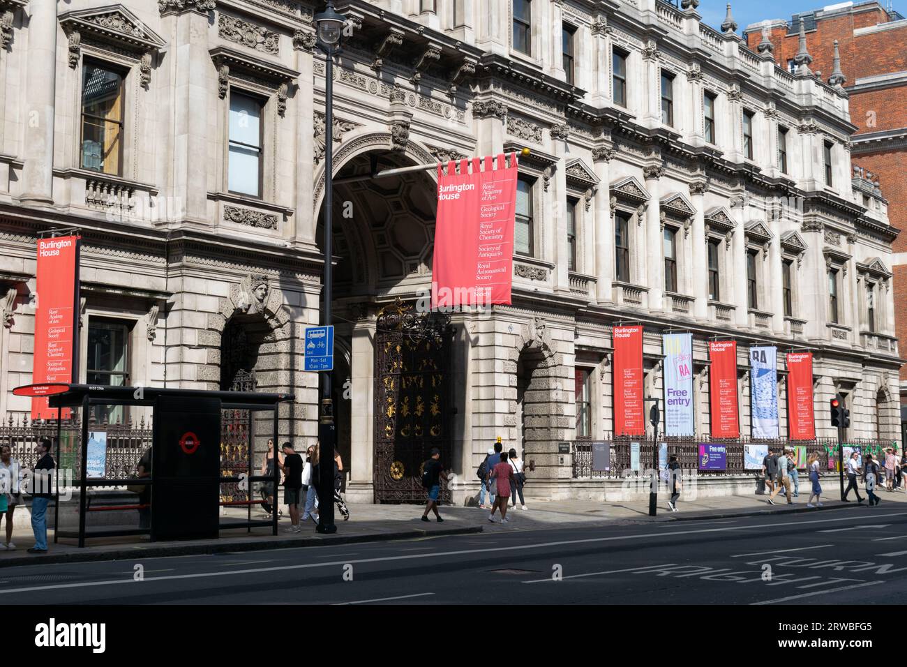 Eingang zum Burlington House. London UK Stockfoto