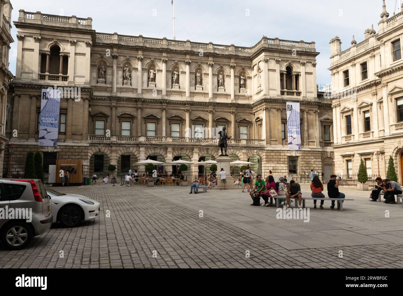 Burlington House Innenhof mit Royal Academy RA Gebäude. Heritage Open Day 2023 Stockfoto