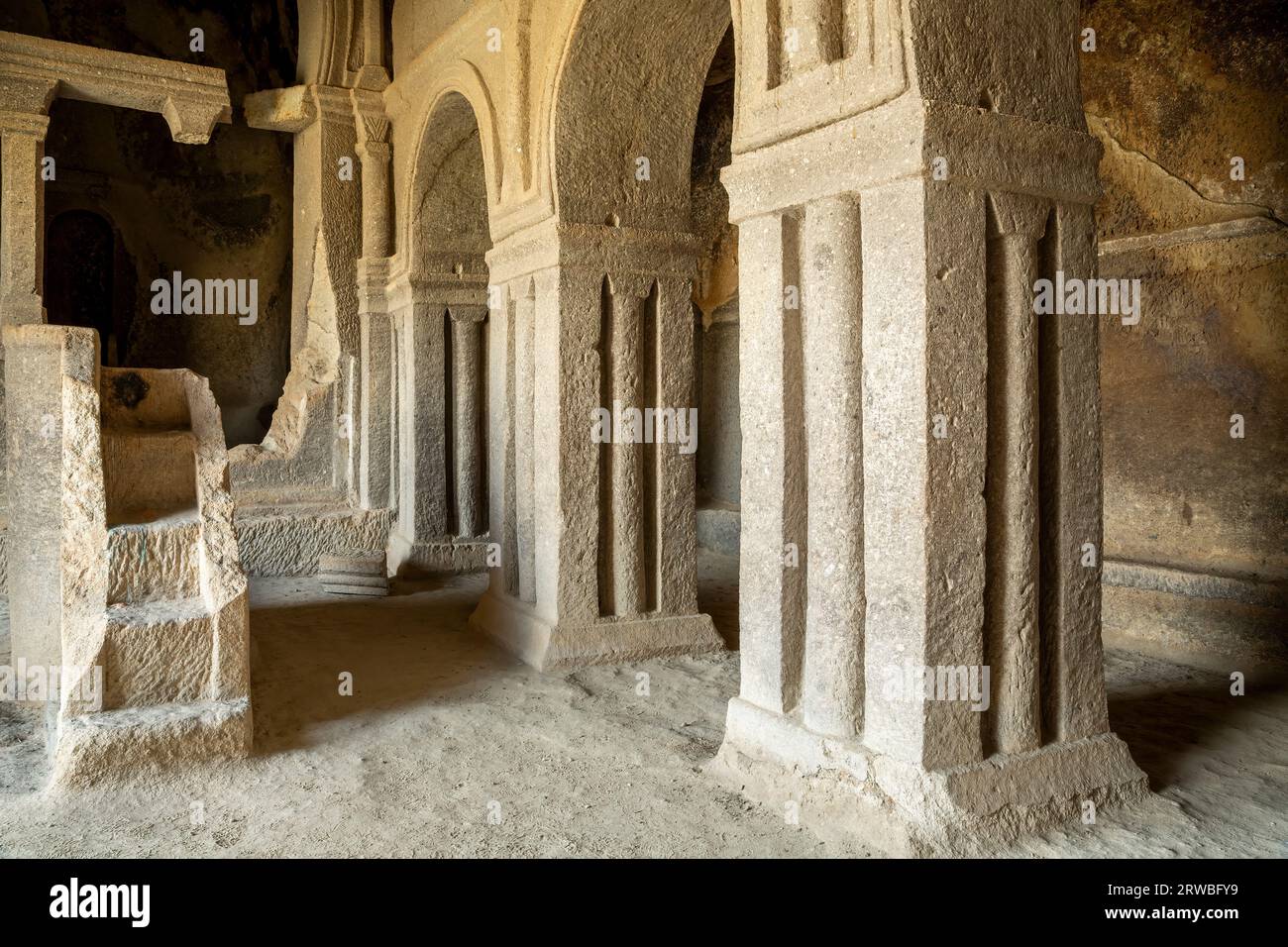 Spalten und Schritte, Durmus Kadir Kirche, Göreme, Kappadokien, Türkei Stockfoto