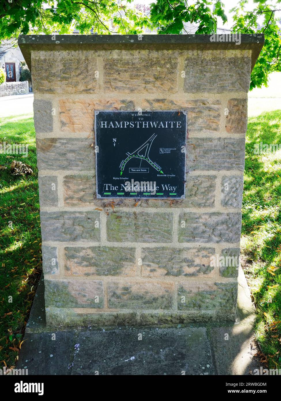 Gedenktafel, die den Nidderdale Way zeigt, vorbei am Dorfgrün bei Hampsthwaite Nidderdale North Yorkshire England Stockfoto