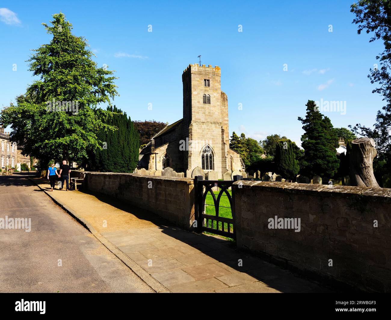 All Saints Church entlang des Nidderdale Way in Ripley Nidderdale North Yorkshire England Stockfoto