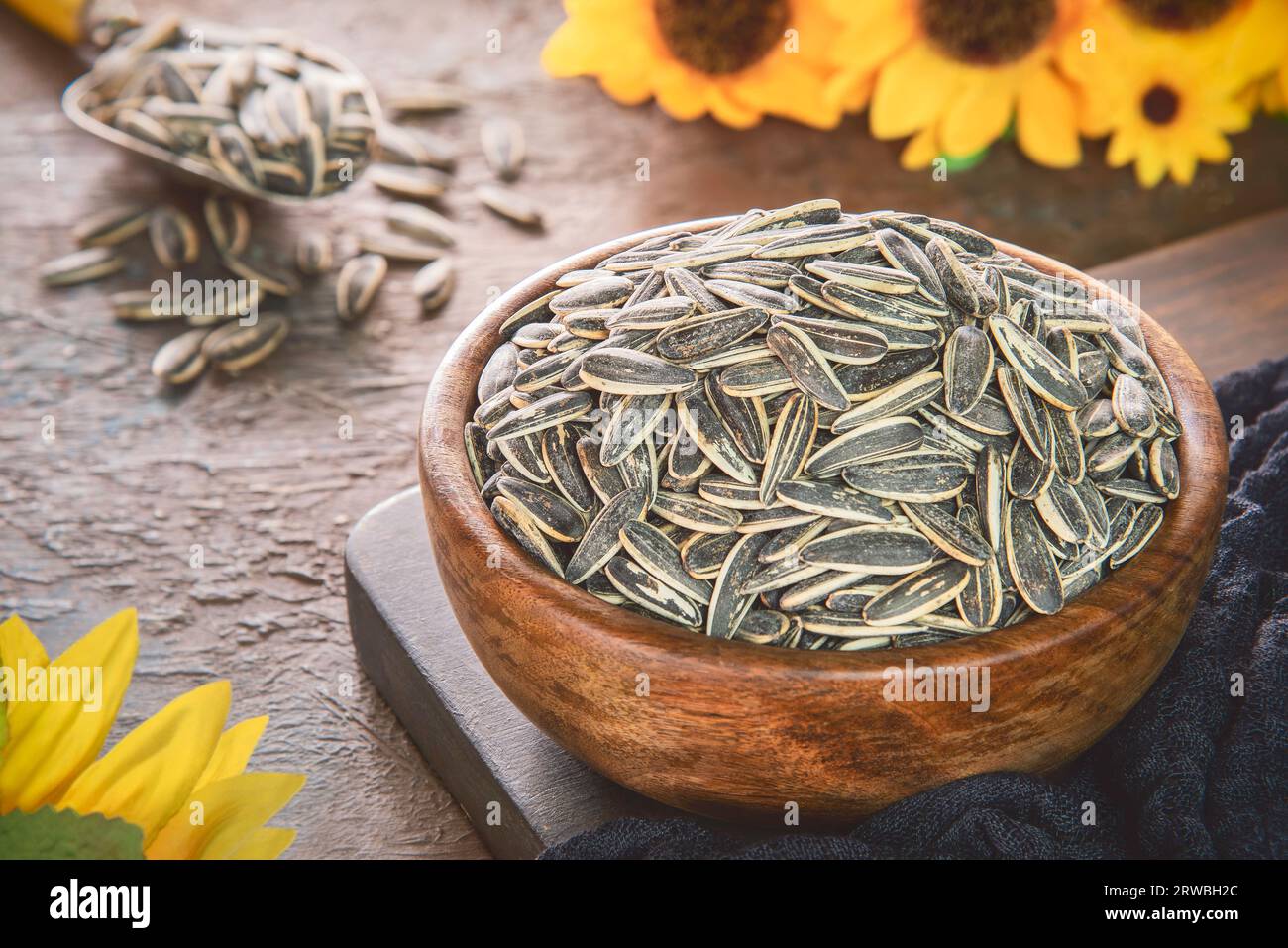 Ungeschälte Bio-Sonnenblumenkerne in Schüssel. Nahaufnahme mit Kopierbereich. Stockfoto