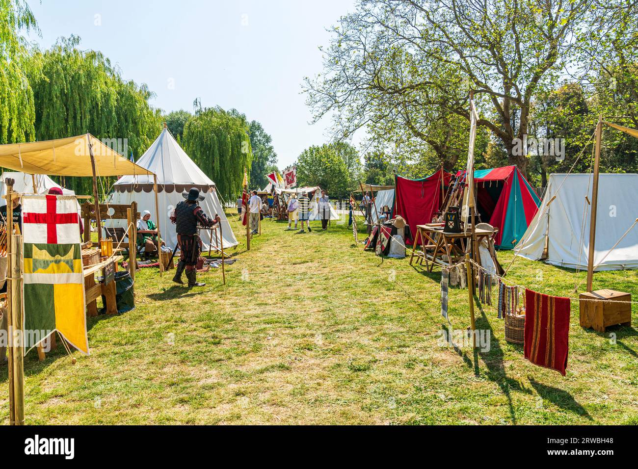 Mittelalterliches Lager für lebendige Geschichte auf dem Grünen in der alten Stadt Kent in Sandwich. Verschiedene Arten von Zelten, die mit Kunsthandwerk und Handel eingerichtet wurden. Stockfoto