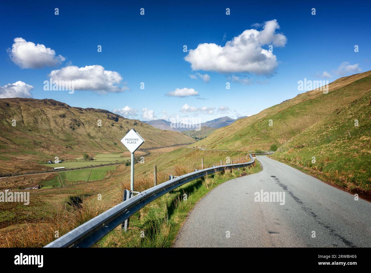 Einspurige Abfahrtsstraße von Bealach Ratagan in Richtung Glenelg zur Kylerhea Fähre zur Isle of Skye, Scottish Highlands, Schottland. Stockfoto