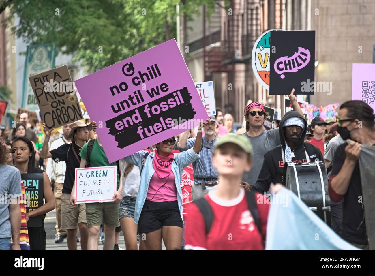 New York, NY - 17. September 2023: Umweltschützer marschieren in Rally gegen die für den Klimawandel verantwortliche fossile Brennstoffindustrie Stockfoto