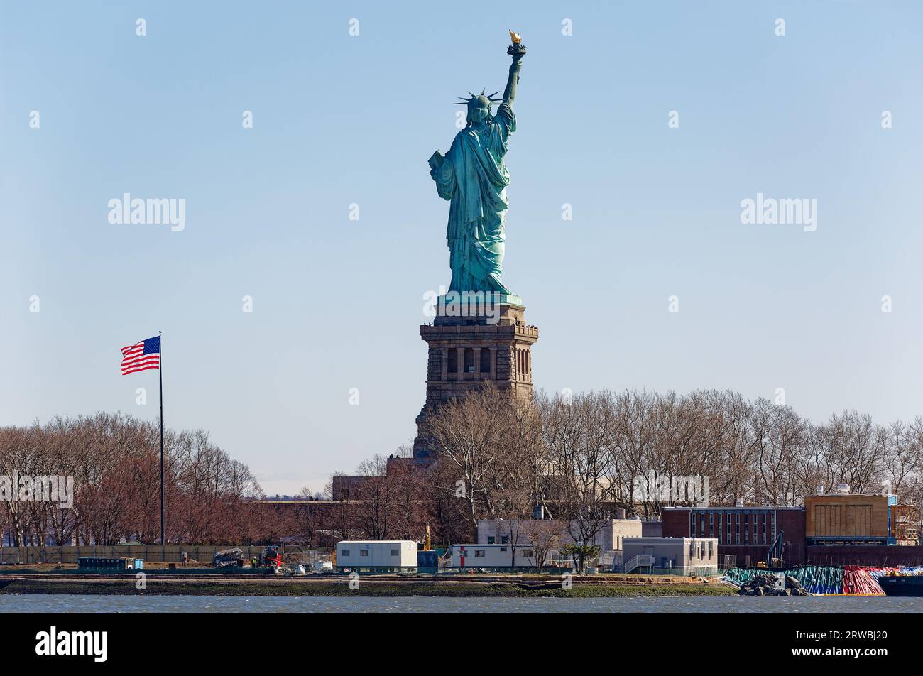 Freiheitsstatue aus dem Liberty State Park, New Jersey: Die selten gesehene Seite von Lady Liberty. Stockfoto