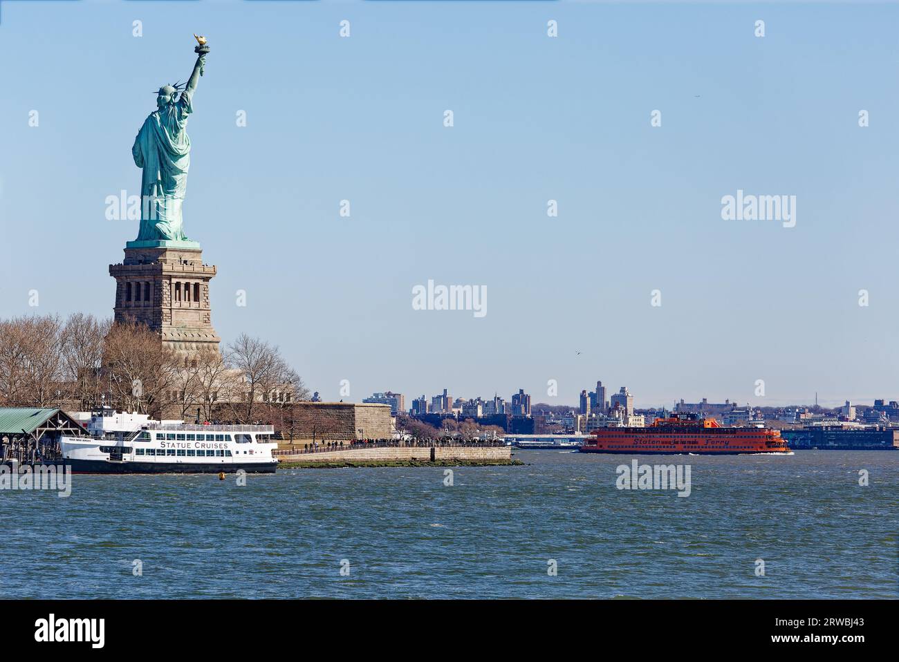 Freiheitsstatue aus dem Liberty State Park, New Jersey: Die selten gesehene Seite von Lady Liberty. Stockfoto