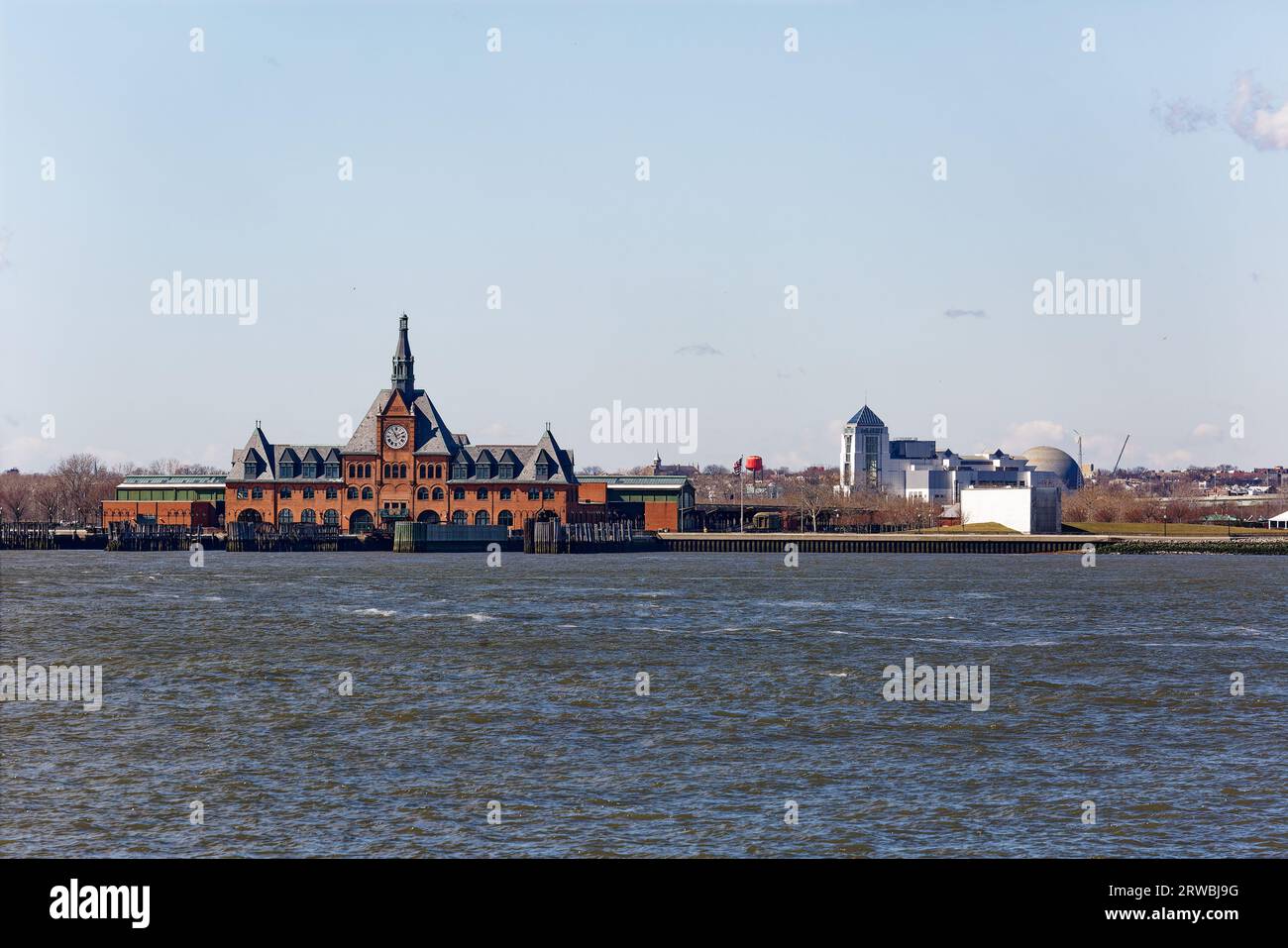 Central Railroad of New Jersey Terminal, Blick vom Hudson River. Sechzigtausend Pendler verkehrten täglich zwischen Zügen und Fähren. Stockfoto