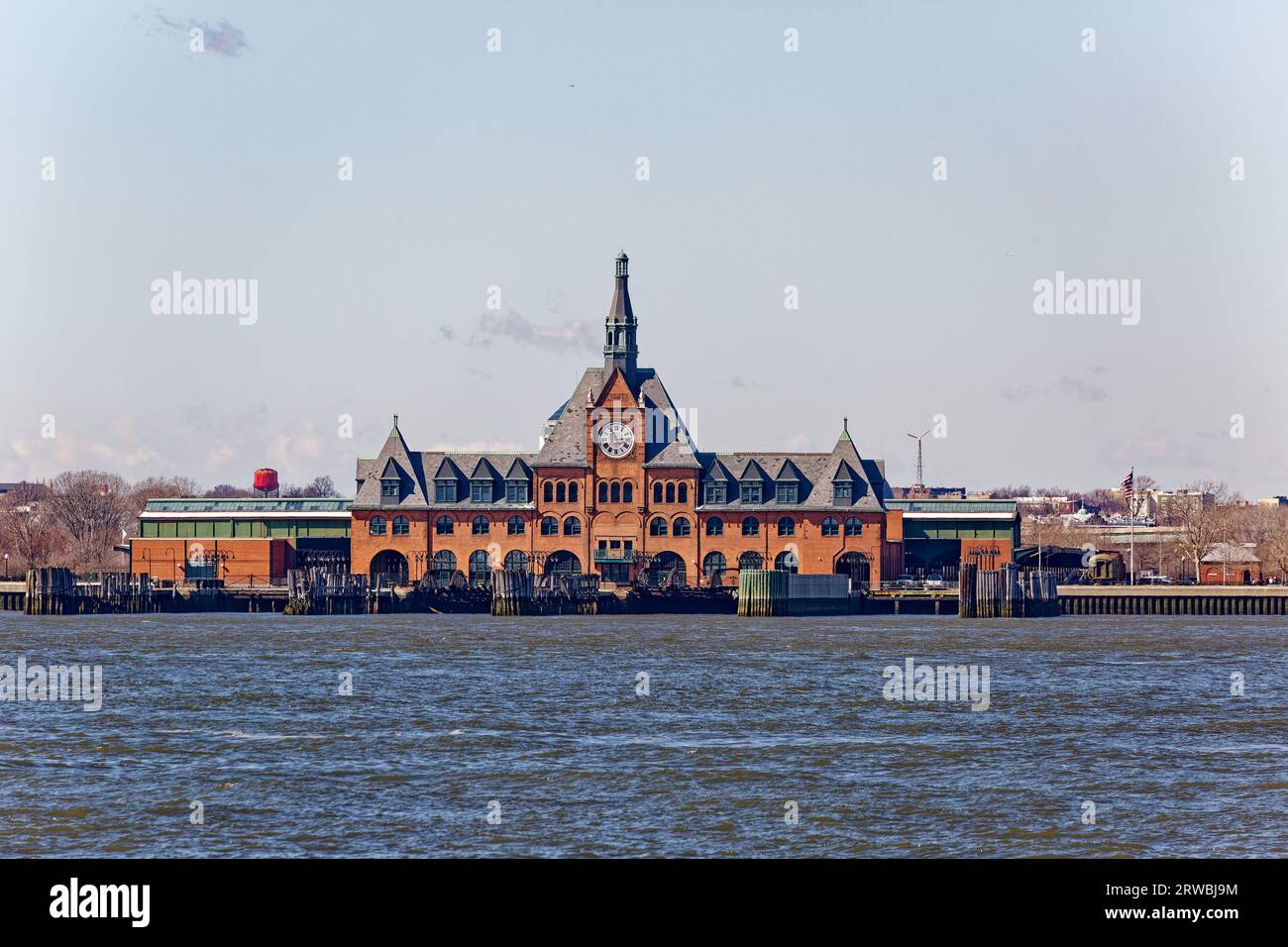 Central Railroad of New Jersey Terminal, Blick vom Hudson River. Sechzigtausend Pendler verkehrten täglich zwischen Zügen und Fähren. Stockfoto