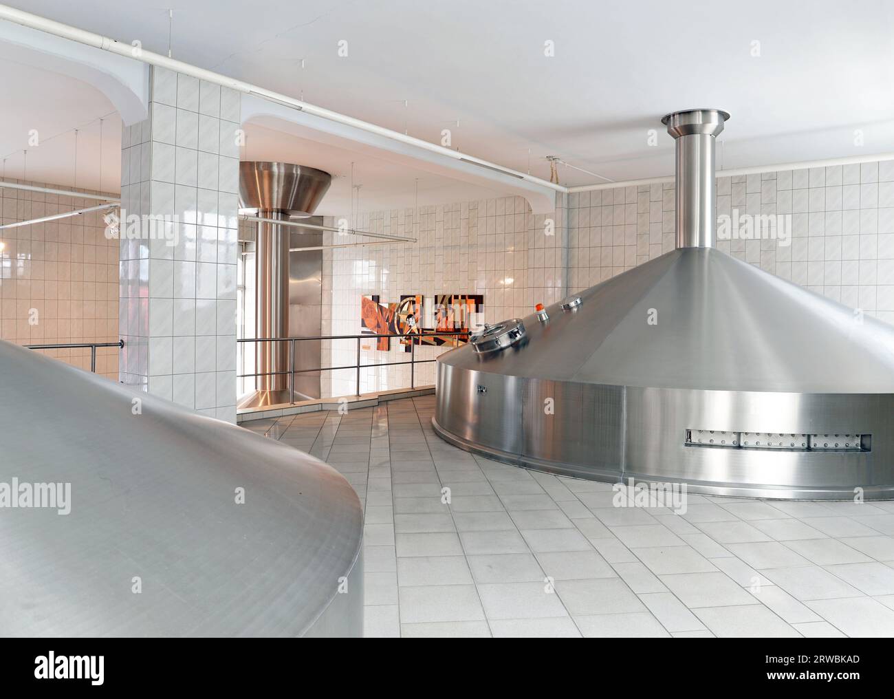 Brauerei in der Lebensmittelindustrie – Tanks und Anlagen für die Bierbrauerei Stockfoto