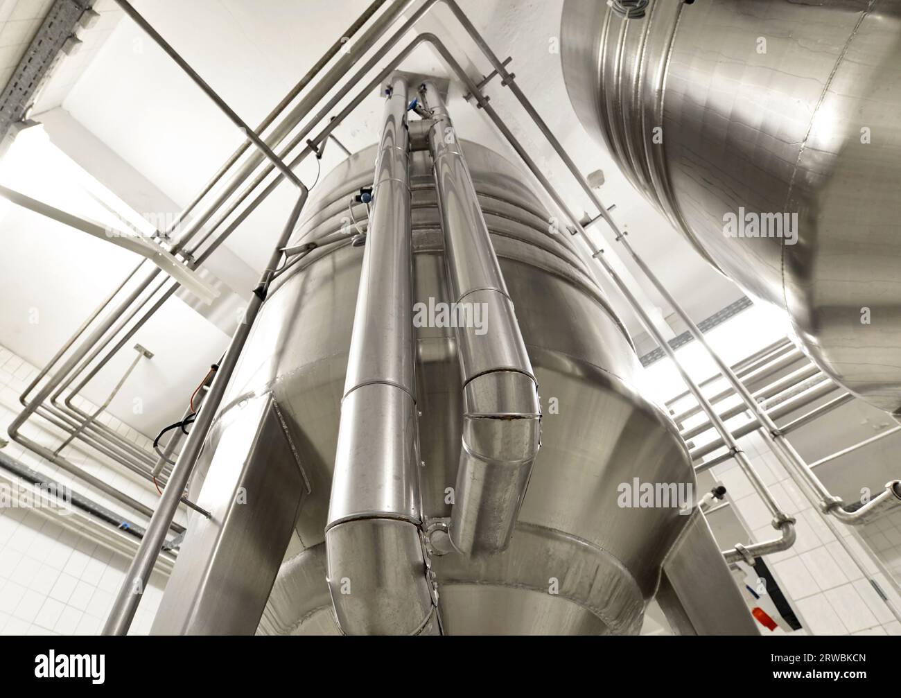 Brauerei in der Lebensmittelindustrie – Tanks und Anlagen für die Bierbrauerei Stockfoto