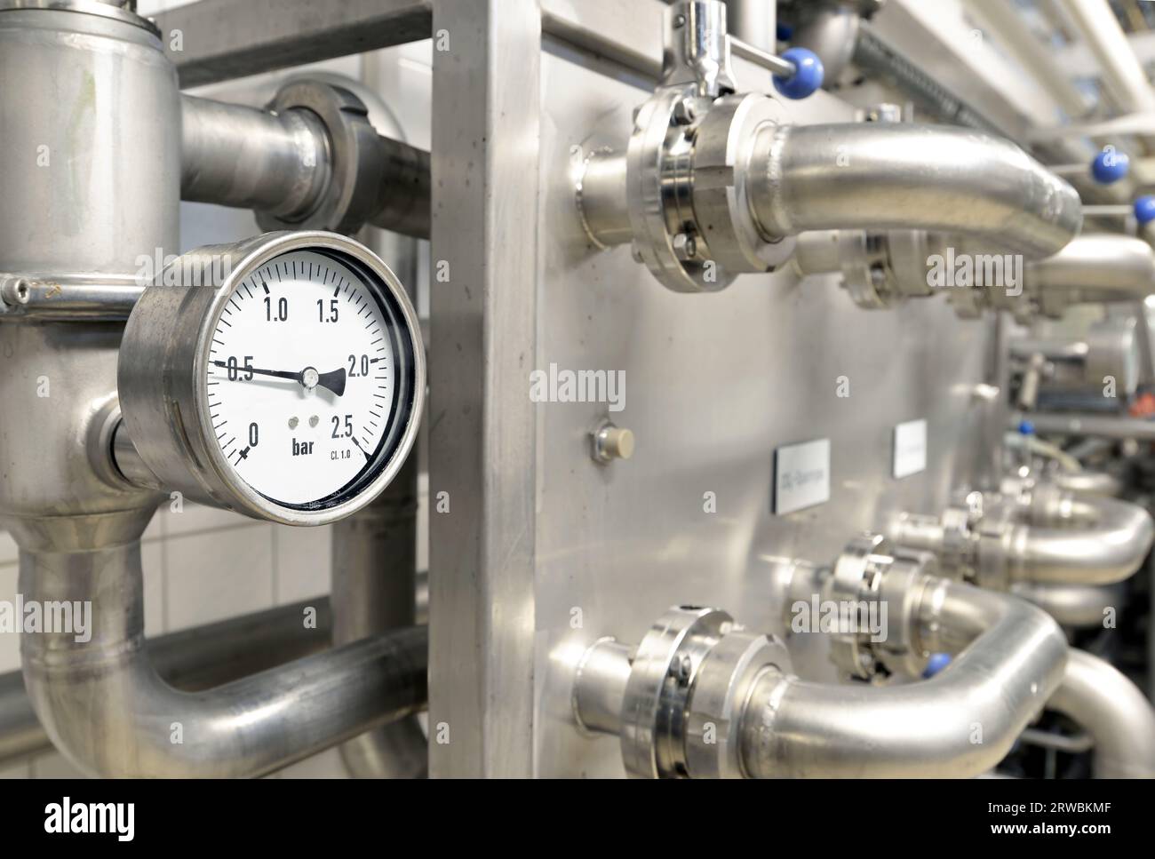 Lebensmittelindustrie Brauerei - Anlage mit Messuhr, um die Pflanzen zu prüfen. Stockfoto