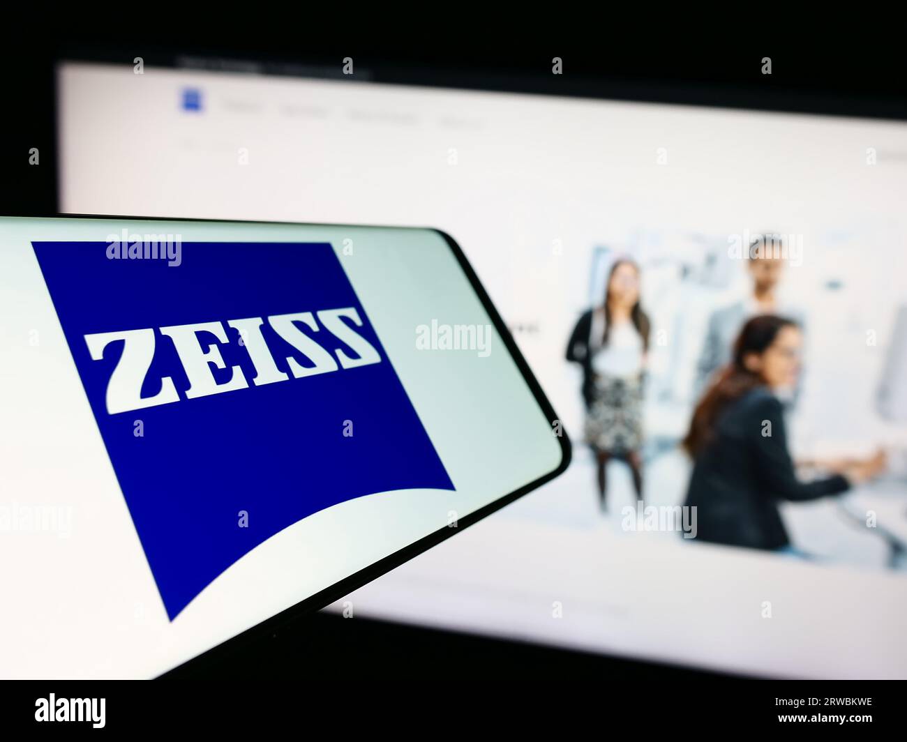 Smartphone mit Logo des Medizintechnikunternehmen Carl Zeiss Meditec AG auf dem Bildschirm vor der Website. Konzentrieren Sie sich auf die Mitte-links-Anzeige des Telefons. Stockfoto