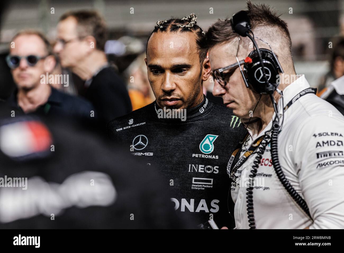 Singapur, Singapur. September 2023. Lewis Hamilton aus Großbritannien und Mercedes-AMG PETRONAS Formula One Team sprechen mit seinem Renningenieur Peter Bonnington vor dem F1 Grand Prix von Singapur auf dem Marina Bay Street Circuit in der Startaufstellung. Quelle: SOPA Images Limited/Alamy Live News Stockfoto