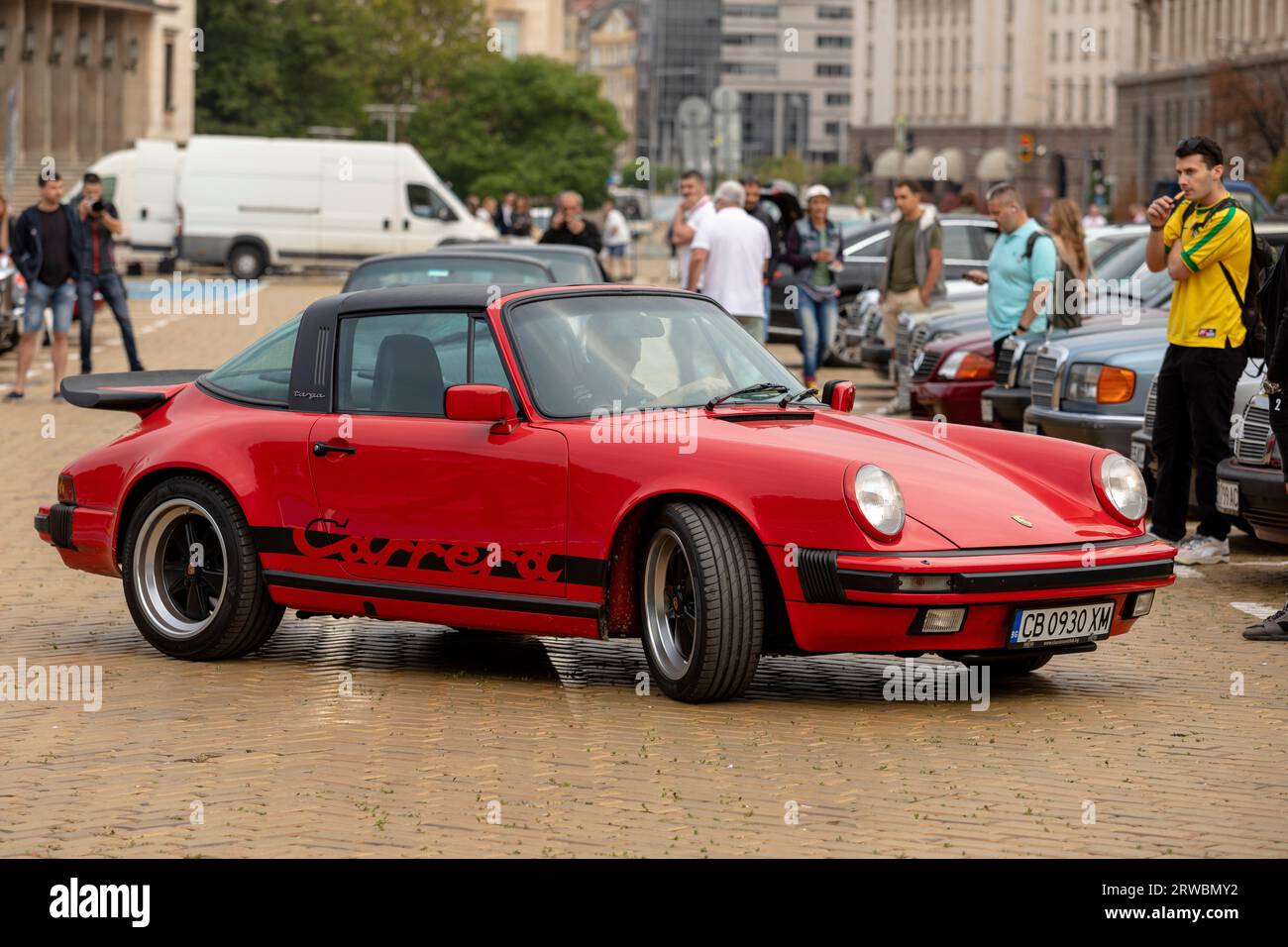 Sofia, Bulgarien - 17. September 2023: Herbstparade der alten oder alten Autos, Retro-Auto Porsche 911 Carrera 3,2 Stockfoto