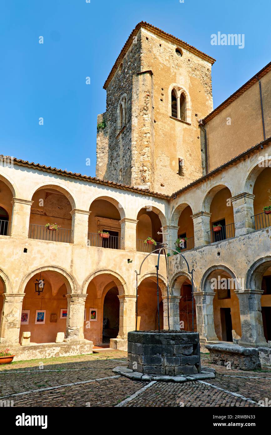 Altomonte Calabria Italien. Santa Maria della Consolazione gotische Kirche angevin. Der Kreuzgang Stockfoto