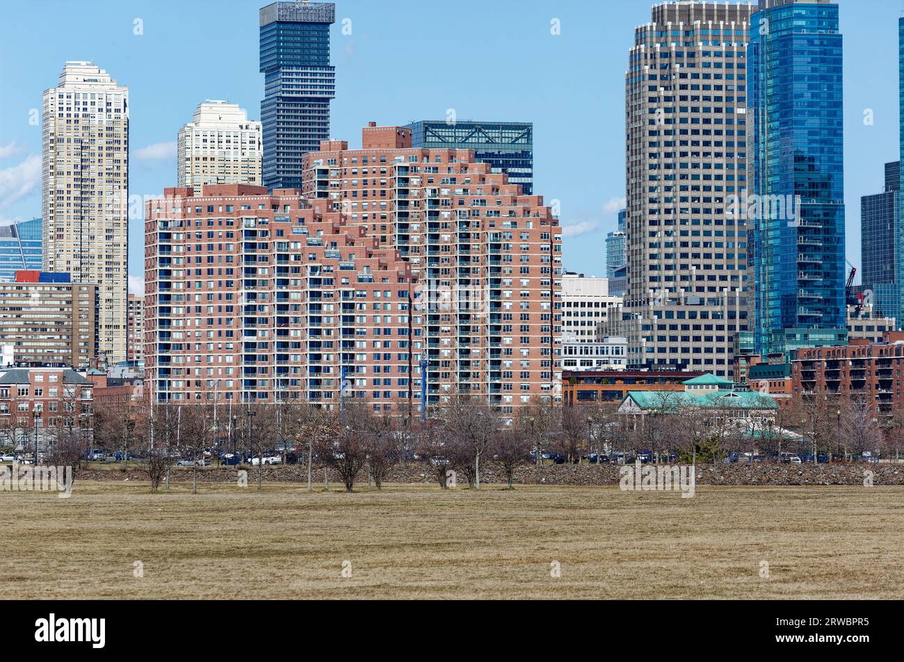 Die Portside Towers Apartments sind ein Apartment-Komplex mit zwei Türmen an der Washington Street 155 in Jersey City am Hudson River. Stockfoto