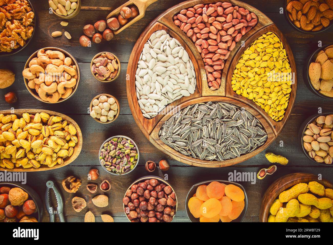 Auswahl an beliebten ägyptischen Snacks, Sonnenblumenkernen, Wassermelonensamen, Kürbiskernen und gesalzenen Erdnüssen. Draufsicht mit Nahaufnahme. Stockfoto