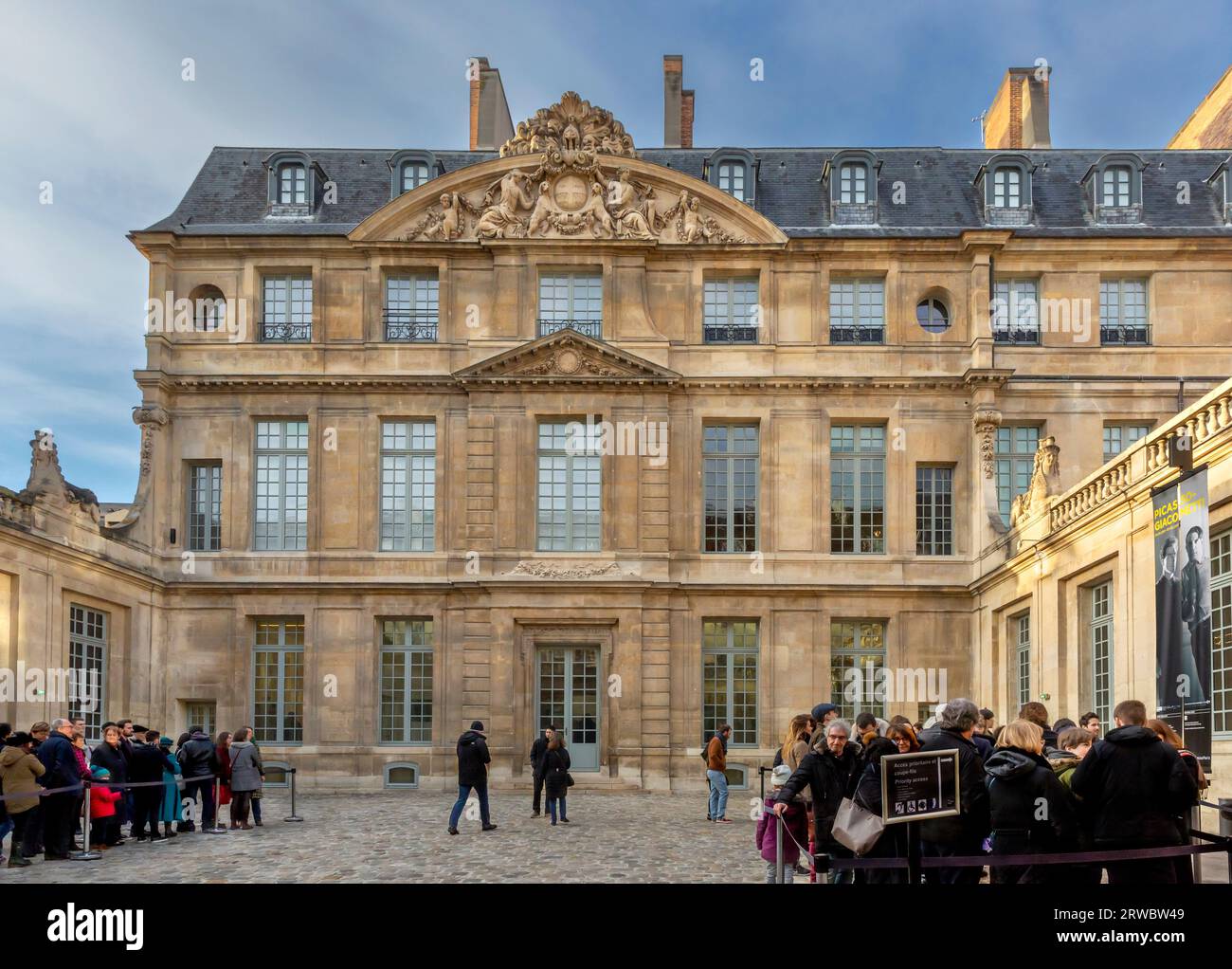 Besucher, die auf die Ausstellung Picasso-Giacometti im Musée Picasso in Paris warten. Die Ausstellung fand ab Oktober im Musée Picasso-Paris statt Stockfoto