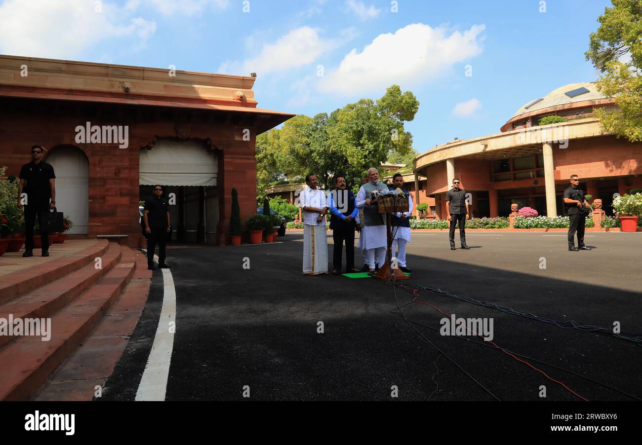 Der indische Premierminister Narendra Modi spricht am ersten Tag der fünftägigen Sondersitzung des Parlaments in Neu-Delhi vor den Medien. (Foto von Naveen Sharma/SOPA Images/SIPA USA) Stockfoto