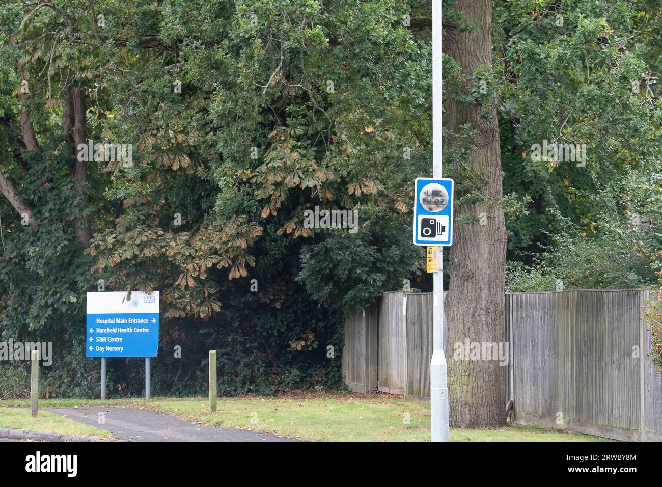 Harefield, Großbritannien. September 2023. Ein ULEZ-Schild vor Harefield Hopsital wurde übersprüht. Tausende umstrittene ULEZ-Kameras sind immer noch außer Betrieb, da die Vigilanten sie entweder vergewaltigen oder Aufkleber über die Kameraobjektive setzen. Das neue erweiterte ULEZ-System wurde ab dem 29. August 2023 im gesamten äußeren London Borough in Betrieb genommen. Die erweiterten ULEZ-Zonen wurden vom Londoner Bürgermeister Sadiq Khan und von Transport for London eingerichtet. Personen, die in ULEZ-Zonen fahren, in denen die Kameras betriebsbereit sind, müssen entweder ein ULEZ-konformes Fahrzeug fahren oder 12,50 £ pro Tag zahlen, wenn sie arbeiten Stockfoto