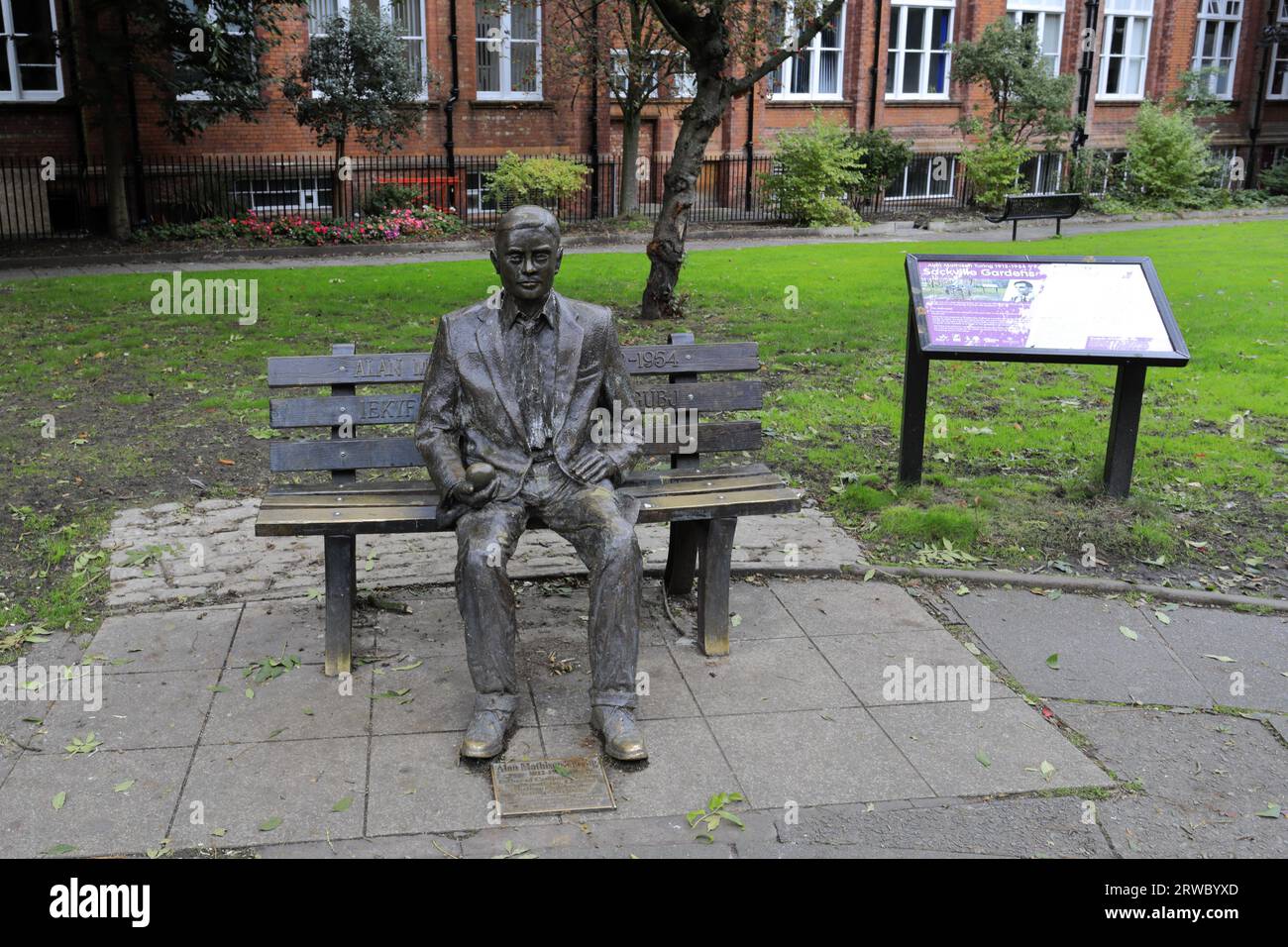 Statue von Alan Turring in Sackville Gardens, Manchester City, England, Großbritannien Stockfoto