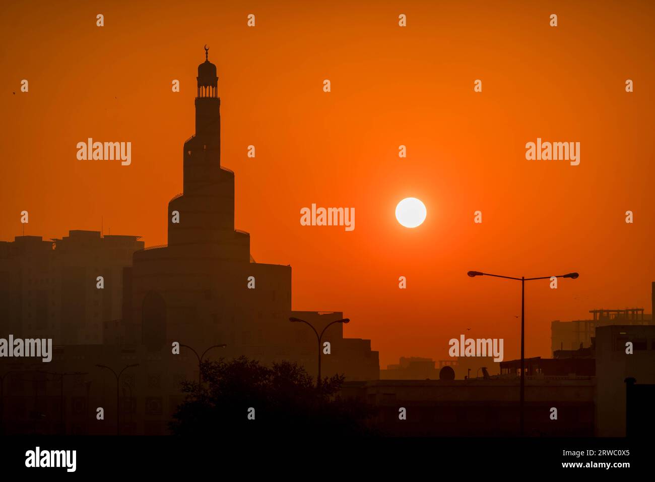 Die Silhouette Al Fanar Turm Moschee während des wunderschönen Sonnenuntergangs in Doha, Katar. Stockfoto