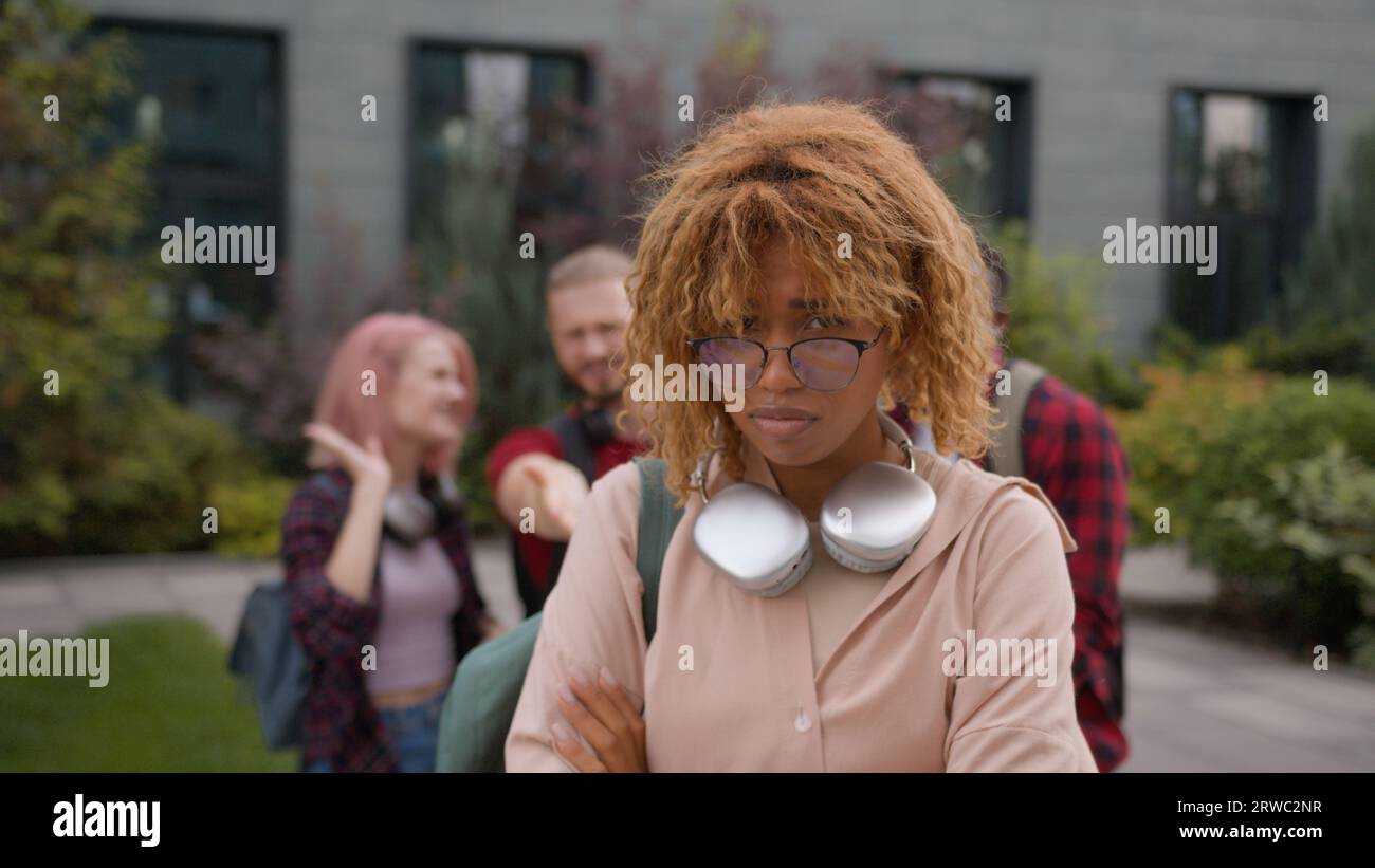 Gruppe von multirassischen Schülern Freunde Klassenkameraden schikanieren afroamerikanische Schülerinnen Schulproblem schikaniert traurige verärgerte Opfer Mädchen Verhöhnung Schule Stockfoto