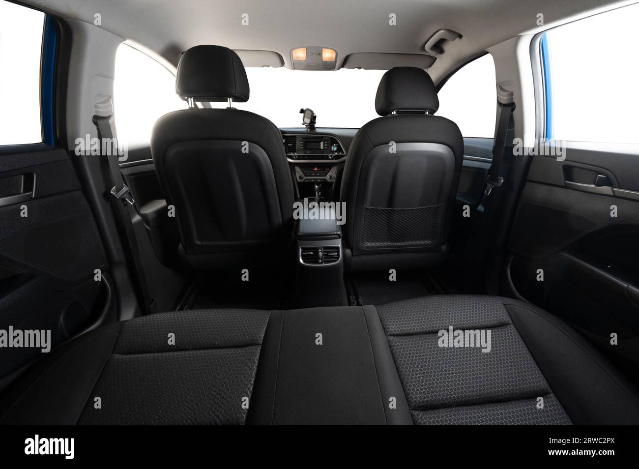 Rückansicht des Fahrzeugs mit isolierten Fenstern. Fahrzeugdetails – Thema Service Stockfoto