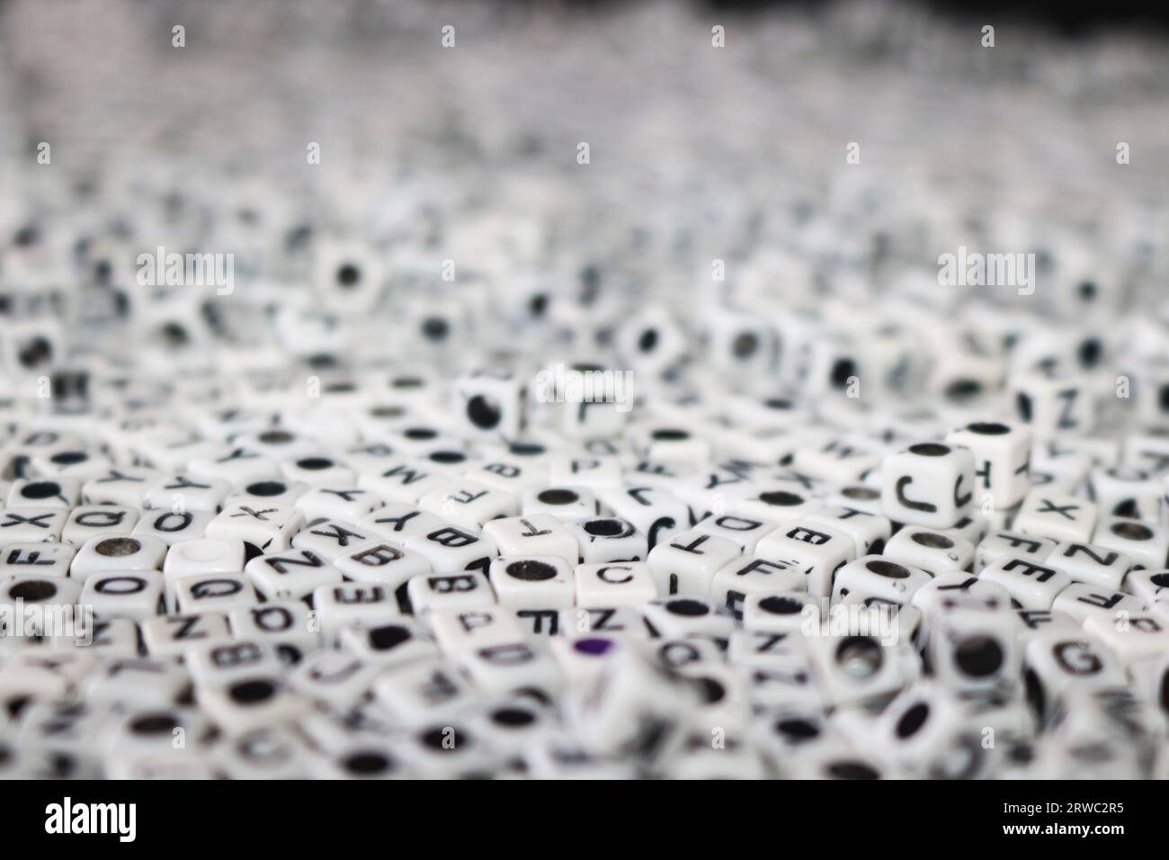 Weiße Würfel, Würfel mit Buchstaben a bis z Stockfoto