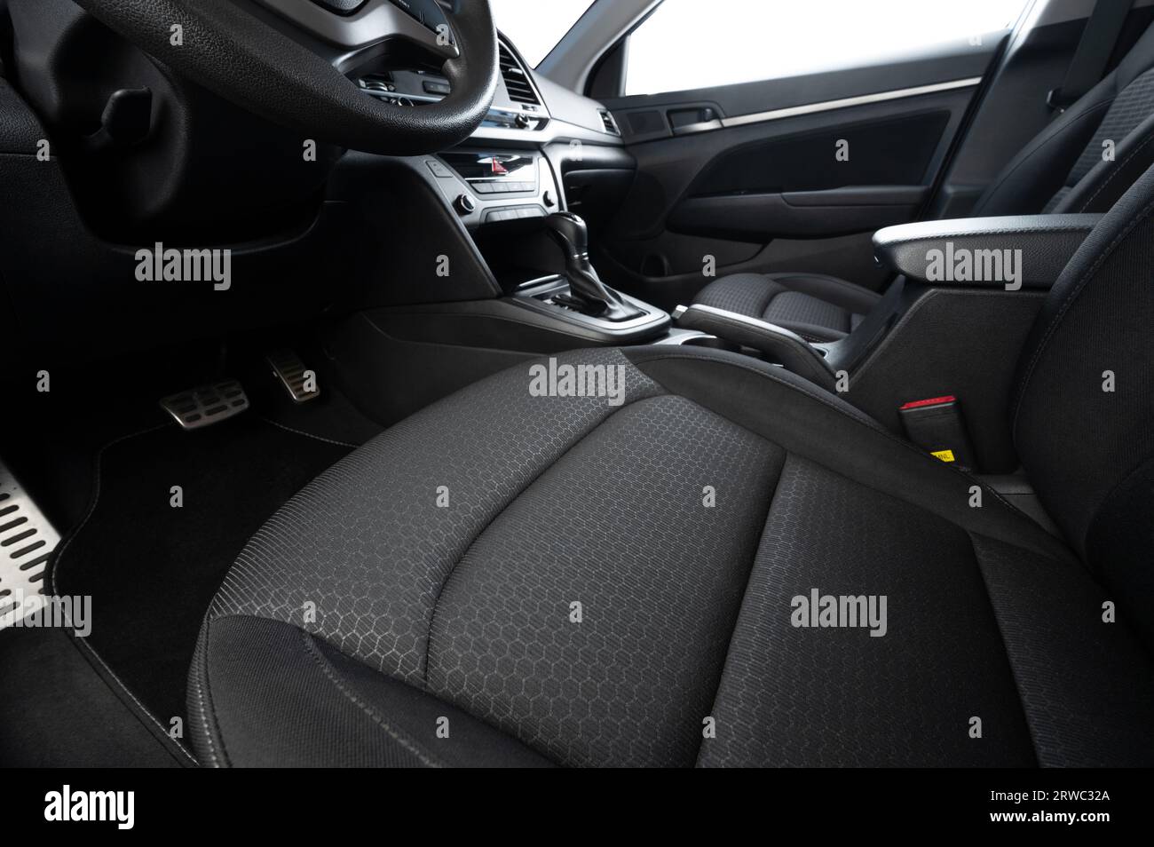 Saubere Fahrersitzansicht mit moderner Armaturentafel und isoliertem Fenster Stockfoto