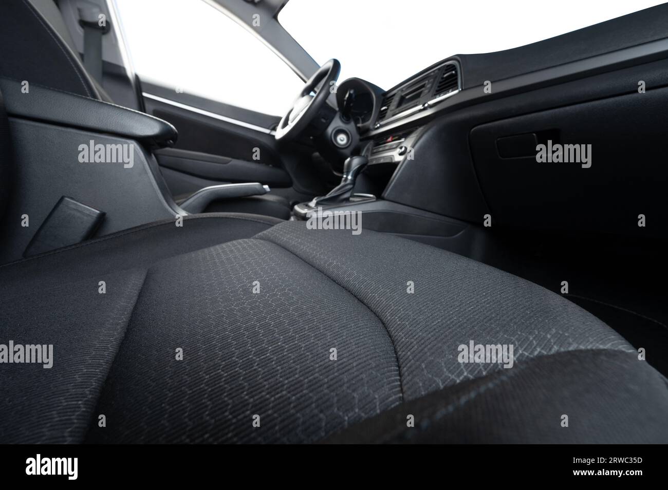 Putzservice Thema. Leerer Pkw-Sitz aus dunklem Textil Stockfoto