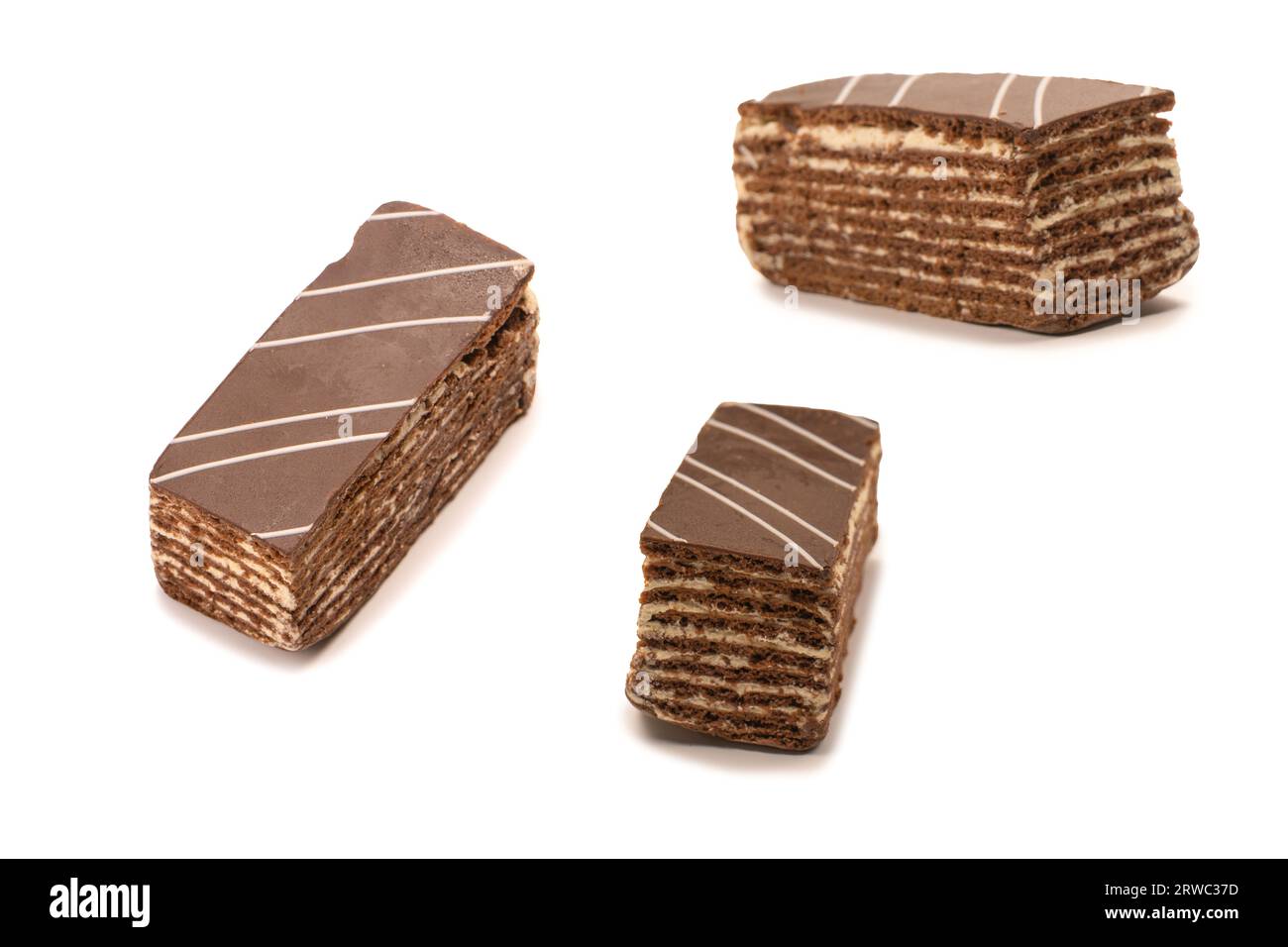 Schokoladenkuchen isoliert auf weißem Hintergrund. Draufsicht. Stockfoto