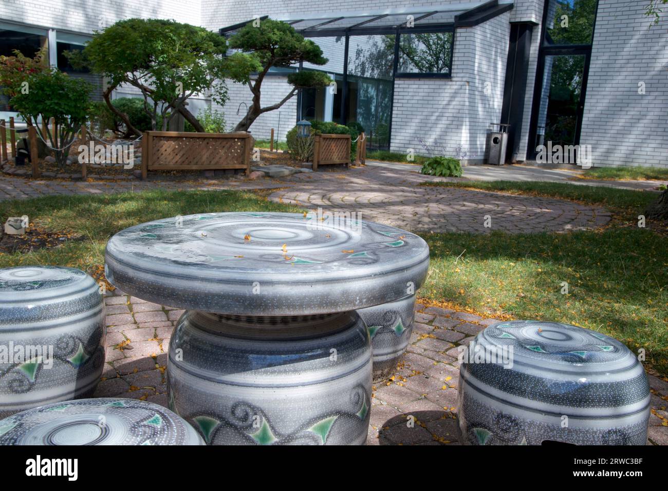 Gartenmöbel im japanischen Garten Stockfoto