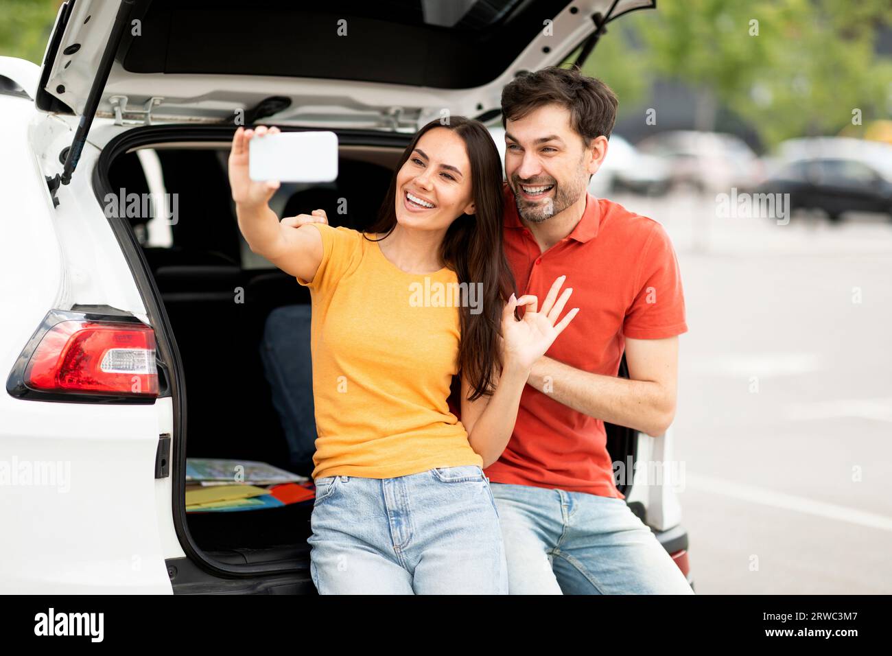 Ein wunderschönes, aufregendes Millennials-Paar hat einen Roadtrip und macht Selfie Stockfoto