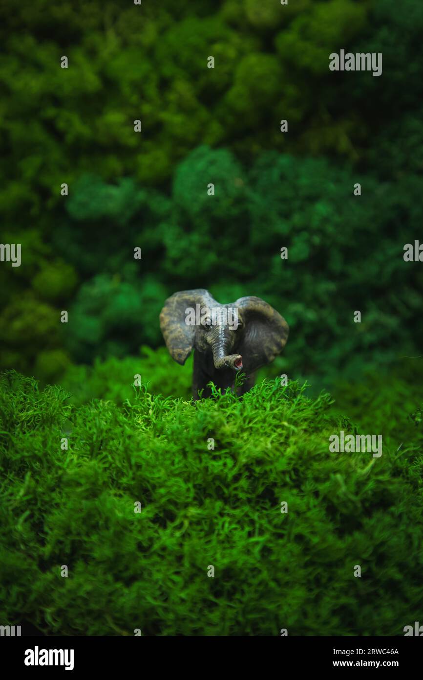 Miniaturfigur eines Elefanten auf natürlichem Hintergrund. Welttiertag, Erdtag, Konzept. Stockfoto