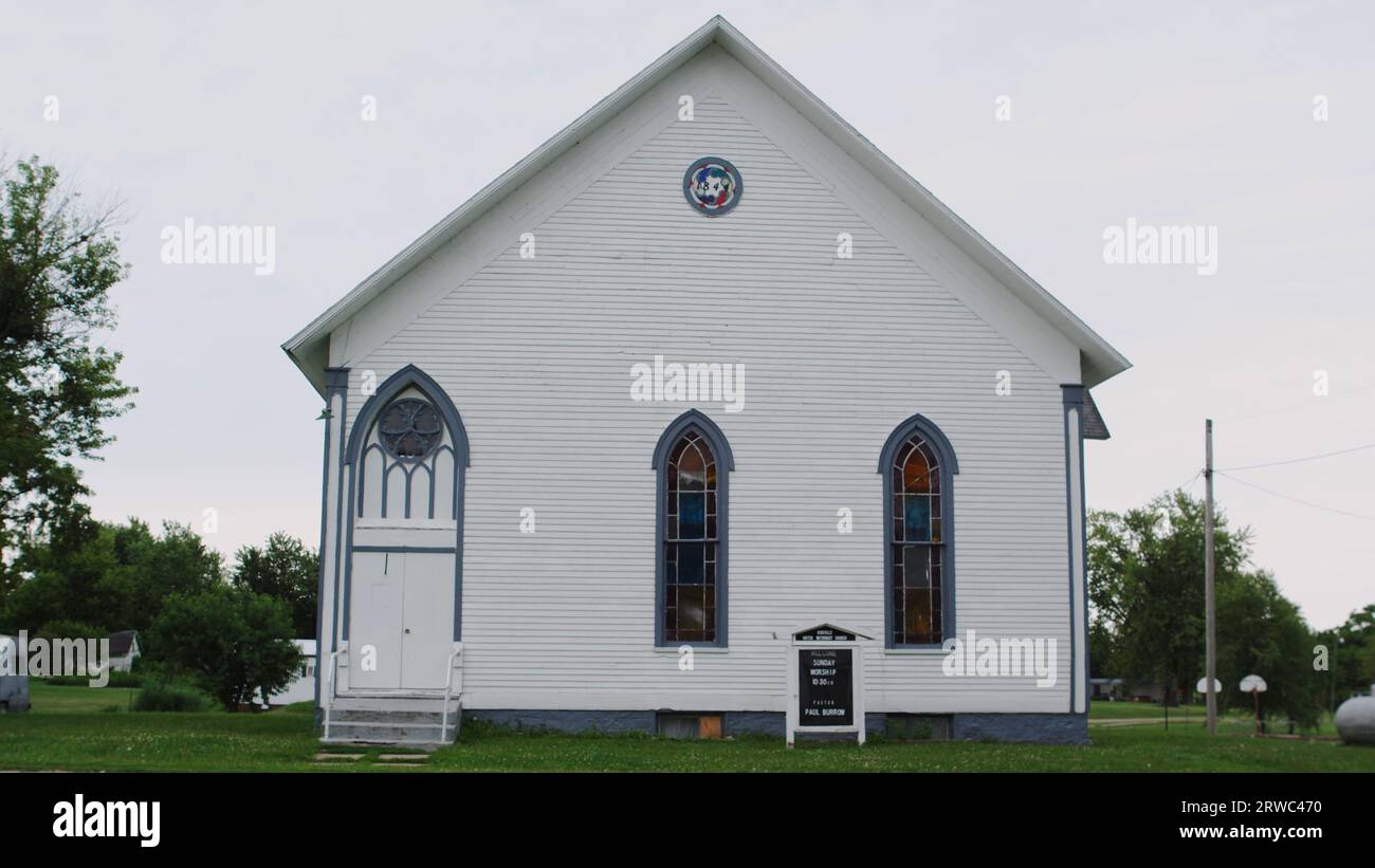 Charmante Fassade einer ländlichen, kleinen Stadtkirche an einem gemütlichen Sommertag im mittleren westen. Stockfoto