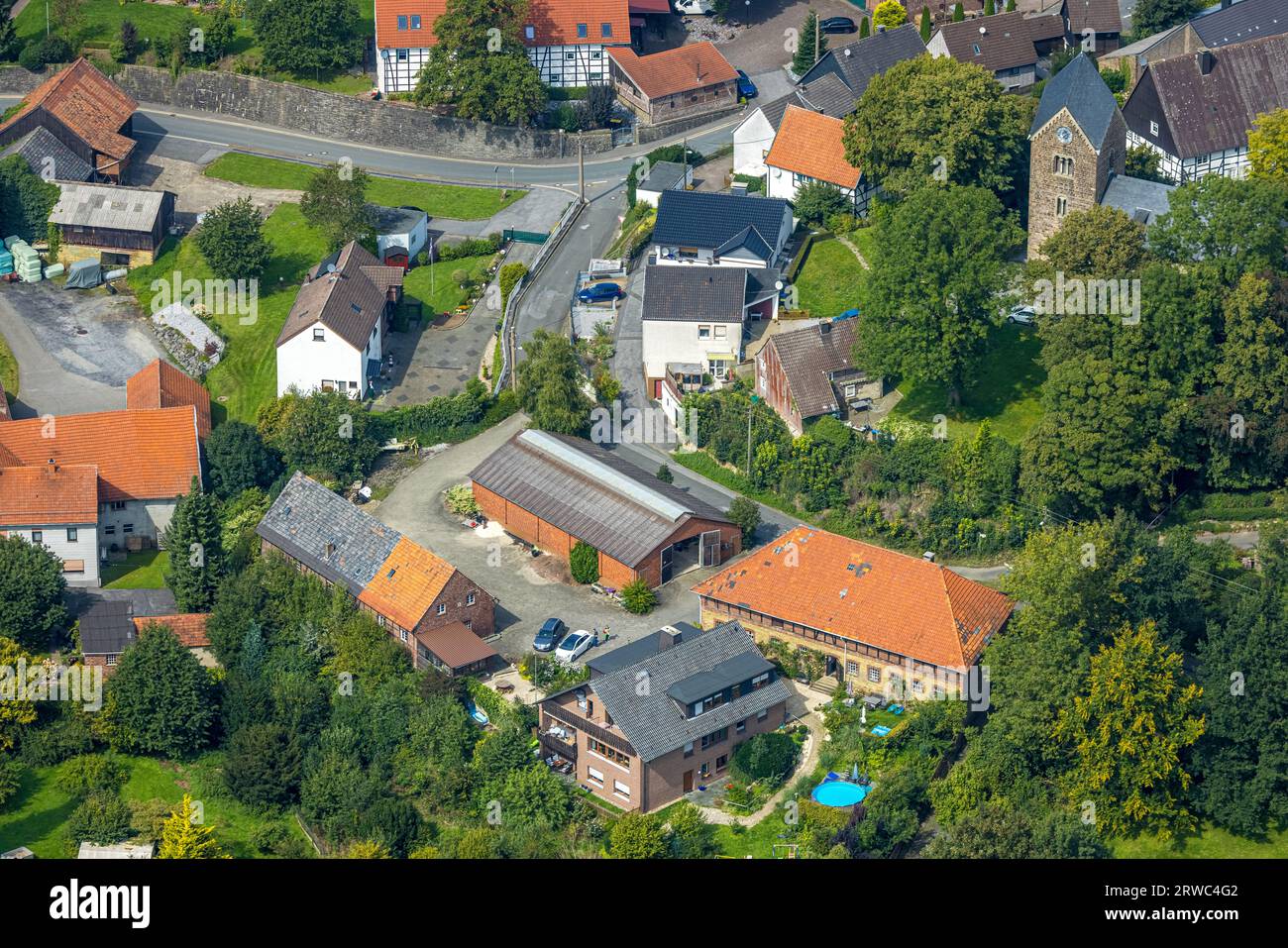 Luftaufnahme, Evang. Kirche im Ortszentrum Bausenhagen, Fröndenberg, Ruhrgebiet, Nordrhein-Westfalen, Deutschland, Gottesdienst, DE, Europa, FR Stockfoto