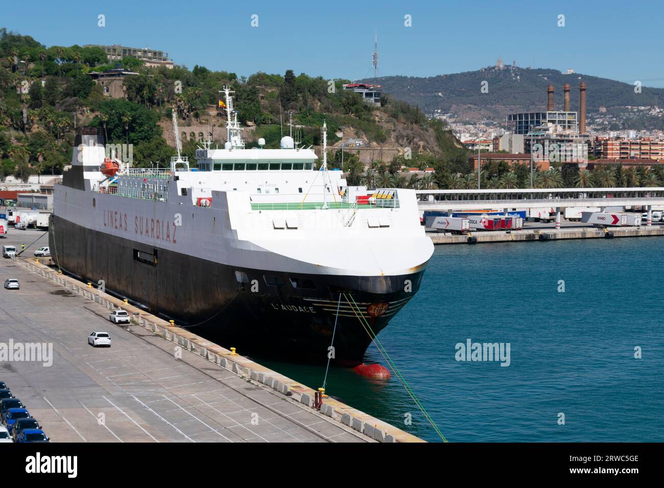 Das Fahrzeug-Transportschiff L'Audace legte am 8. August 2023 am Pier Poniente im Hafen von Barcelona an. Stockfoto