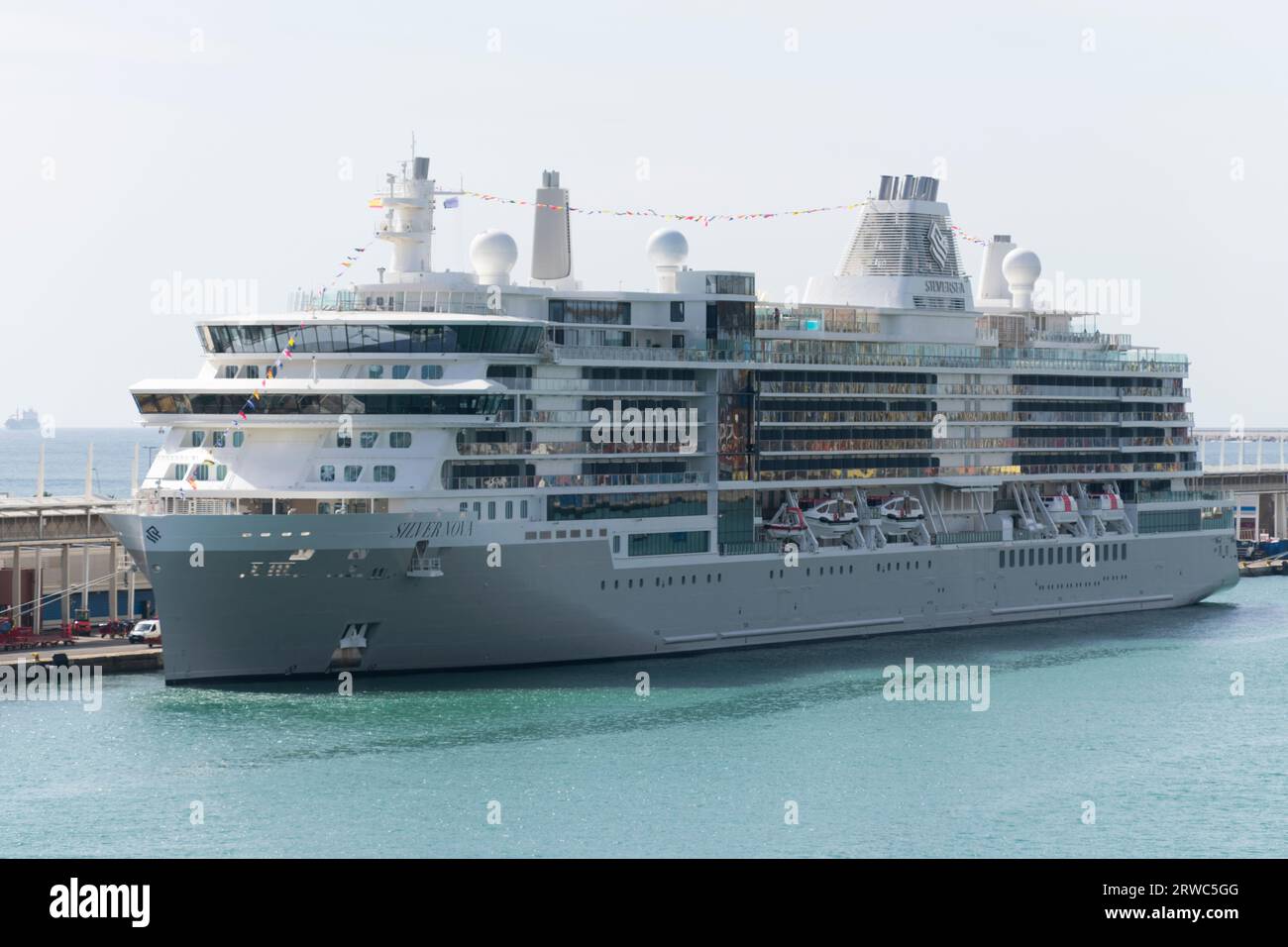 Silversea Cruises das neue Kreuzfahrtschiff Silver Nova legte bei seinem ersten Besuch am 18. August 2023 im Hafen von Barcelona an. Stockfoto