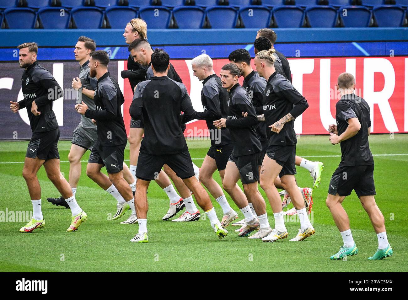 Paris, Frankreich, Frankreich. September 2023. Spieler von Borussia Dortmund während einer Borussia Dortmund Trainingseinheit im Parc des Princes Stadium am 18. September 2023 in Paris, Frankreich. (Bild: © Matthieu Mirville/ZUMA Press Wire) NUR REDAKTIONELLE VERWENDUNG! Nicht für kommerzielle ZWECKE! Stockfoto