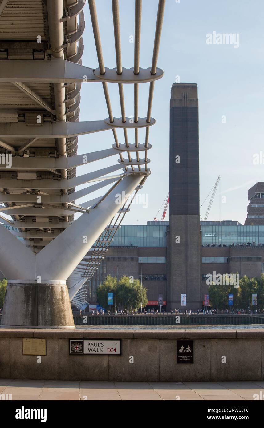 Tate Modern Gallery, Millenium Bridge und St Pauls Walk London Stockfoto