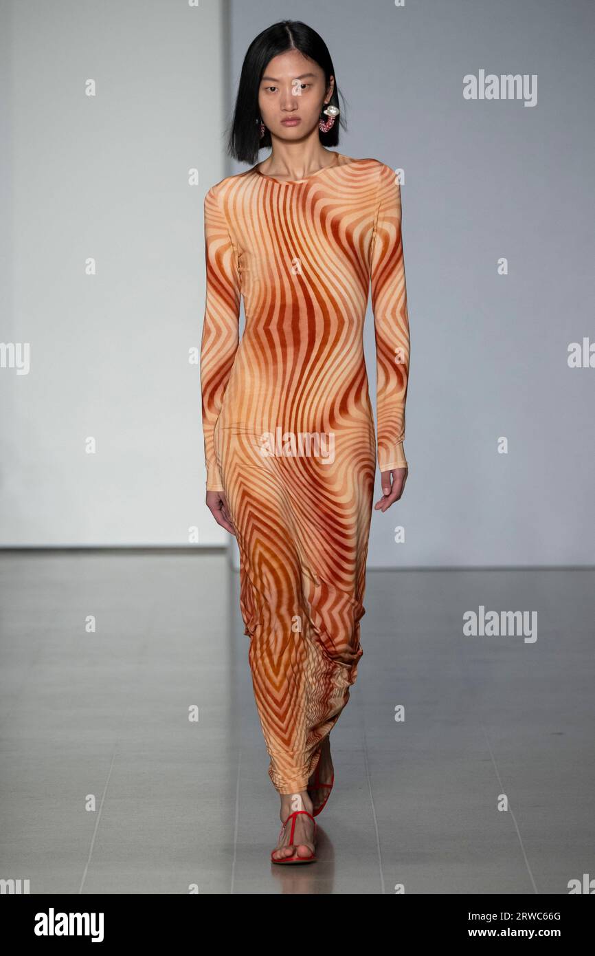 London, Großbritannien. September 2023. Ein Model spaziert auf dem Laufsteg der Tove Fashion Show während der Spring Summer 2024 Collections Fashion Show auf der London Fashion Week in London, Großbritannien am 17. September 2023. (Foto: Jonas Gustavsson/SIPA USA) Credit: SIPA USA/Alamy Live News Stockfoto