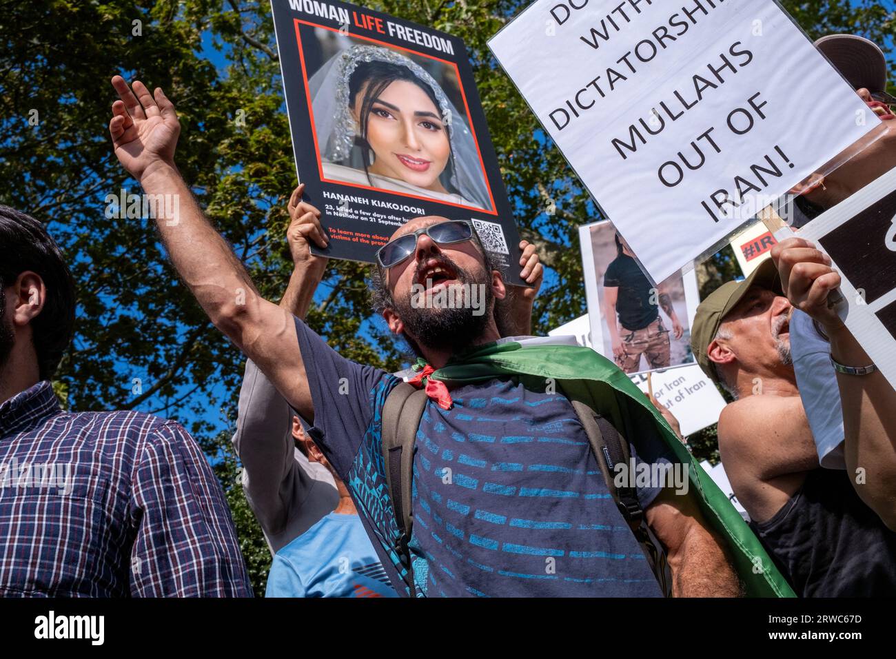 Am einjährigen Todestag von Mahsa Amini begeben sich britische Iraner auf die Straßen Londons, um gegen die iranische Regierung zu protestieren. Stockfoto