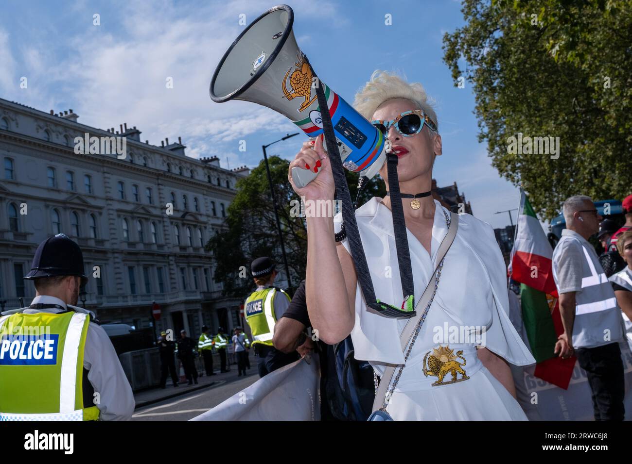 Am einjährigen Todestag von Mahsa Amini begeben sich britische Iraner auf die Straßen Londons, um gegen die iranische Regierung zu protestieren. Stockfoto