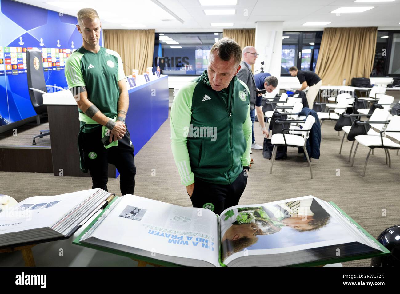 ROTTERDAM - der Celtic Coach Brendan Rodgers und Joe Hart sehen sich ein Foto von Wim Jansen an. Jansen war auch Celtic-Trainer. Während einer Pressekonferenz in de Kuip blickt der Scottish Celtic FC auf das erste Spiel in der Gruppenphase der Champions League gegen Feyenoord. ANP OLAF KRAAK Stockfoto