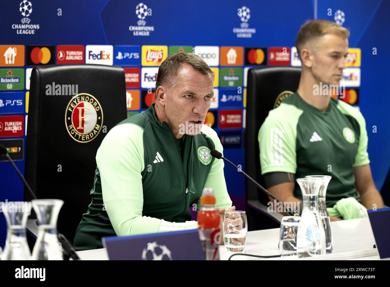 ROTTERDAM - Trainer Brendan Rodgers und Joe Hart vom Scottish Celtic FC blicken auf das erste Spiel in der Gruppenphase der Champions League gegen Feyenoord während einer Pressekonferenz in de Kuip. ANP OLAF KRAAK Stockfoto