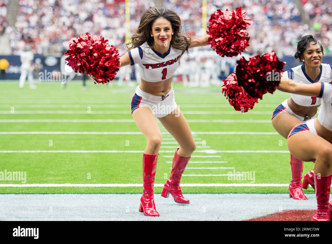 USA. September 2023. 17. September 2023: Ein Cheerleader der Houston Texans spielt während eines Spiels zwischen den Indianapolis Colts und den Houston Texans in Houston, TX. Trask Smith/CSM/SIPA USA (Bildausschnitt: © Trask Smith/Cal Sport Media/SIPA USA) Bildausschnitt: SIPA US/Alamy Live News Stockfoto