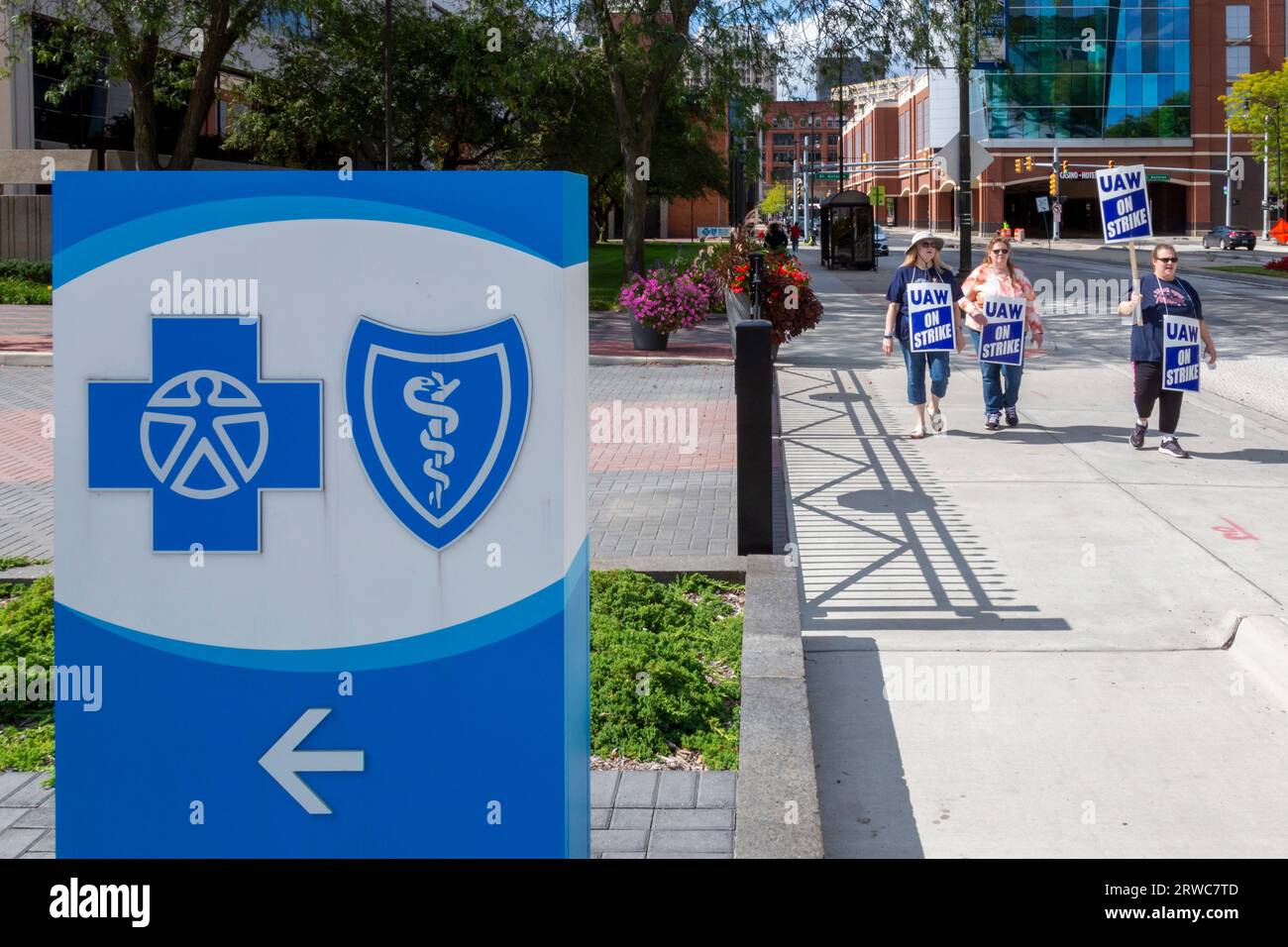 Detroit, Michigan, USA. September 2023. Mehr als tausend Arbeiter für Blue Cross Blue Shield, Mitglieder der United Auto Workers, streiken. Ihre Hauptprobleme sind die Löhne, die Auslagerung ihrer Arbeit und ein mehrstufiges Lohnsystem, das 22 Jahre Arbeit erfordert, bevor der Spitzenlohn erreicht wird. Der CEO des Unternehmens machte im letzten Jahr 22 Millionen Dollar. Quelle: Jim West/Alamy Live News Stockfoto