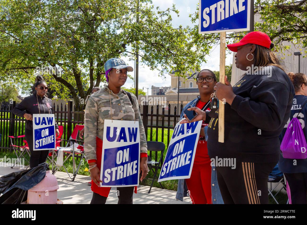 Detroit, Michigan, USA. September 2023. Mehr als tausend Arbeiter für Blue Cross Blue Shield, Mitglieder der United Auto Workers, streiken. Ihre Hauptprobleme sind die Löhne, die Auslagerung ihrer Arbeit und ein mehrstufiges Lohnsystem, das 22 Jahre Arbeit erfordert, bevor der Spitzenlohn erreicht wird. Der CEO des Unternehmens machte im letzten Jahr 22 Millionen Dollar. Quelle: Jim West/Alamy Live News Stockfoto